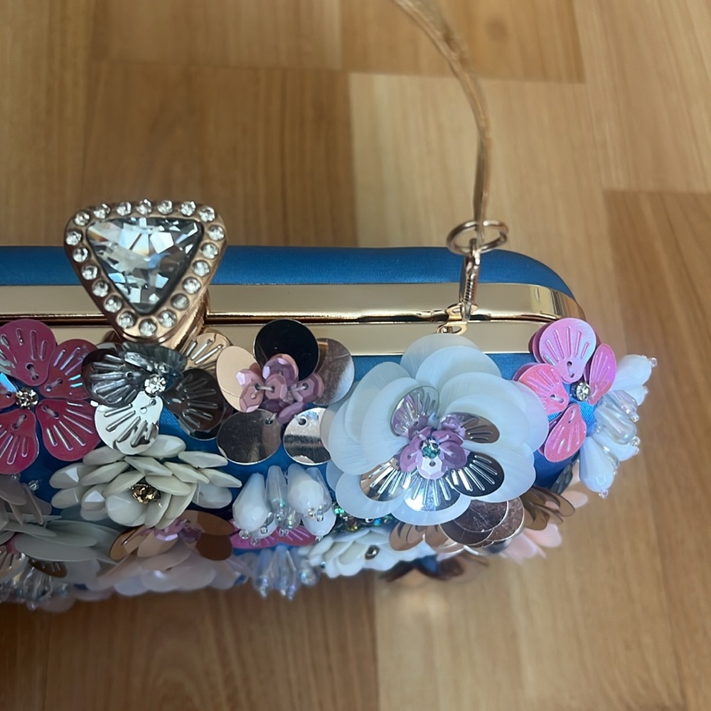 COPY - Bebe Sequenced Daisy Clutch - Picture 11 of 17
